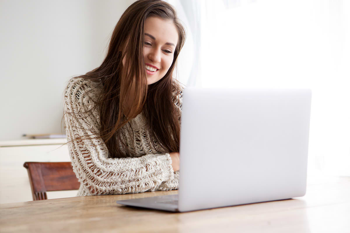 Ahorras tiempo y dinero en los desplazamientos cuando haces las sesiones de terapia online. No tendrás que desplazarte para vera tu psicólogo.