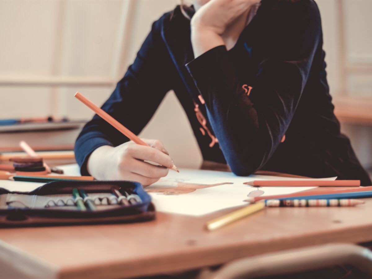 Los focos de interés del niño diagnosticado y los de sus compañeros de clase a menudo difieren en gran medida, distanciándolos. El psicólogo dispone de diversas técnicas terapéuticas para obtener mejoras en esta área